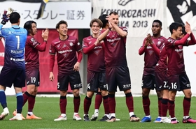 神戸-Ｇ大阪　４-０で快勝し、喜ぶ酒井高徳（左から４人目）ら神戸イレブン＝ノエビアスタジアム神戸