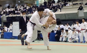 男子７人制１部３回戦・国士舘大ー甲南大　積極的に攻める甲南大の五将黒田（右）