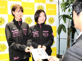 寄付金の目録を渡す吉岡可奈選手（左）と貞包里穂選手＝神戸市中央区東川崎町１