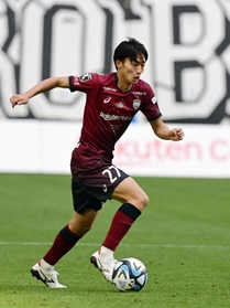 試合でのアピールを期す大卒新人のＭＦ泉＝４日、ノエビアスタジアム神戸 