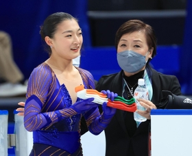 ２０２１年１２月の全日本選手権で坂本花織（左）に声をかける中野園子コーチ＝さいたまスーパーアリーナ