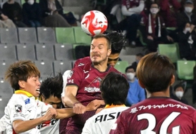 神戸－名古屋　前半、ヘディングでゴールを狙う神戸のムゴシャ（中央）＝ノエビアスタジアム神戸