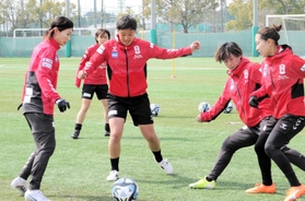 １２日のノジマ相模原戦に向けて練習するＤＦ筒井（中央左）らＩＮＡＣ神戸の選手たち＝神戸市東灘区、神戸レディースフットボールセンター