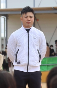 ３０日に国内ツアー初戦を迎える蝉川泰果。２日には母校の小学校を訪問し、意気込みを語った＝加東市、兵教大付小