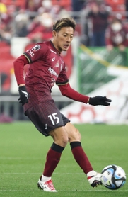 守備陣にけが人が相次ぐ中、奮闘するＤＦ本多＝２月18日、ノエビアスタジアム神戸