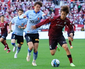 神戸ー浦和　前半、突破をはかる神戸・汰木＝ノエビアスタジアム神戸