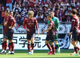 神戸ー浦和　前半、先制を許して肩を落とす神戸の選手たち＝ノエビアスタジアム神戸