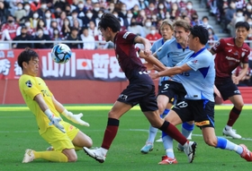 神戸ー浦和　終了間際、神戸の泉（中央）がゴール前に迫るも阻まれる