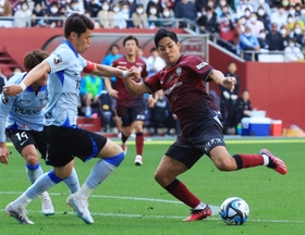 神戸－浦和　後半、神戸の武藤（右）がゴール前でボールを持つも、浦和の酒井らに阻まれる