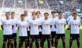 けがで戦線離脱した菊池流帆を励まそうと、神戸の選手たちがそろいのＴシャツで入場した＝神戸市兵庫区、ノエビアスタジアム神戸