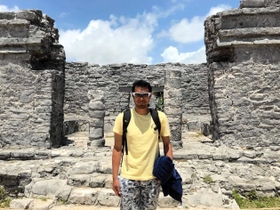 メキシコのトゥルム遺跡観光を楽しむ久保康友投手（２０１９年、本人提供）