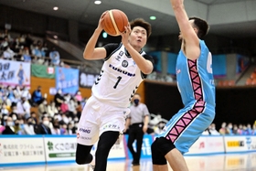 佐賀－西宮　第１クオーター、ゴール下へ切り込む西宮の中西(C)B.LEAGUE