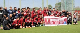 吉田監督とＤＦ酒井の誕生日を祝い、集合写真に納まる神戸のメンバーら＝神戸市西区、いぶきの森球技場