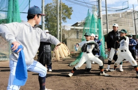 篠山産高での野球教室で高校生（左）からスローイングを教わる中学生ら＝２月４日、丹波篠山市郡家の同校グラウンド