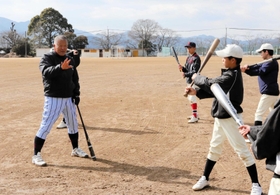 中学生に打撃を指導する篠山産高の長沢宏行監督（左）。高校野球界の名将も競技の振興に一肌脱ぐ＝２月４日、丹波篠山市郡家の同校グラウンド