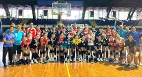 フィリピン遠征で現地チームの選手と記念撮影する兵庫選抜女子チーム（兵庫県大学バレーボール連盟提供）