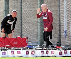 ３月１４日の公開練習でサポーターに手を振るヴィッセル神戸のアンドレス・イニエスタ（右）＝神戸市西区、いぶきの森球技場