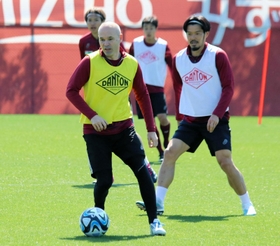 ３月１４日の公開練習で汗を流すヴィッセル神戸のアンドレス・イニエスタ（左）＝神戸市西区、いぶきの森球技場