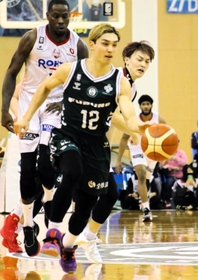 西宮ー奈良　第３クオーター、ドリブルで攻め入る西宮ストークスの川島聖那（12）