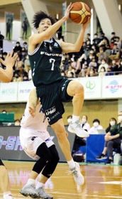 西宮－奈良　第３クオーター、西宮ストークスの綱井（７）がシュートを放つ