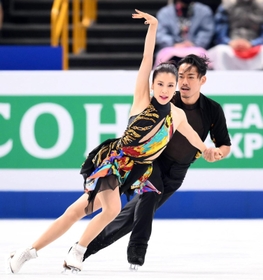 息の合った演技を披露する村元哉中、高橋大輔組（撮影・堀内　翔）