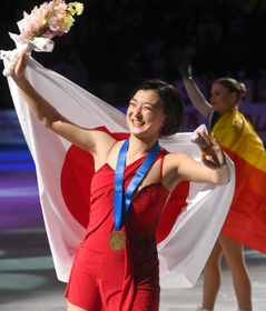 金メダルを胸に声援に応える坂本花織＝24日、さいたまスーパーアリーナ（撮影・堀内　翔）