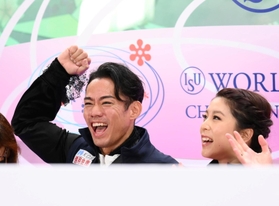 キスアンドクライでガッツポーズをする高橋大輔。右は村元哉中＝さいたまスーパーアリーナ（撮影・堀内翔）