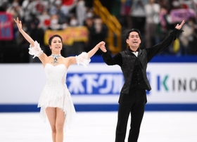 アイスダンスフリーを終えて声援に応える村元哉中、高橋大輔組＝さいたまスーパーアリーナ（撮影・堀内翔）