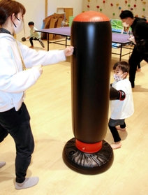 迎えにきた母親と一緒に体を動かす子ども。親子でふれあう時間も増える＝ゆめのもり保育園