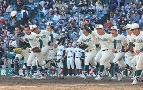 準決勝で大阪桐蔭を逆転で下し、笑顔でスタンドへ駆け出す報徳ナイン＝３１日午後、甲子園球場（撮影・小林良多）