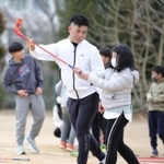 熱心に指導する蟬川泰果（中央）＝兵庫教育大付属小