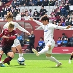 神戸-Ｇ大阪　前半、シュートを放つ神戸の大迫（１０）＝ノエビアスタジアム神戸