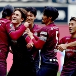 神戸-Ｇ大阪　後半、ゴールを決めて２-０とし、喜ぶ酒井（左から２人目）ら神戸イレブン