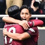 神戸-Ｇ大阪　チーム３点目を奪い、喜ぶ神戸の武藤（右）＝ノエビアスタジアム神戸