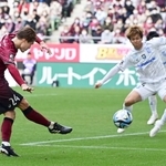 神戸-Ｇ大阪　後半、神戸・酒井高徳（左）のシュートが決まり４-０とする＝ノエビアスタジアム神戸