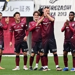 神戸-Ｇ大阪　４-０で快勝し、喜ぶ酒井高徳（左から４人目）ら神戸イレブン＝ノエビアスタジアム神戸