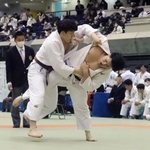 男子７人制１部３回戦・国士舘大ー甲南大　積極的に攻める甲南大の五将黒田（右）