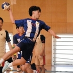 男子決勝・関学大－スワロークラブ　後半、関学大の山鹿がシュートを放つ