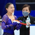 ２０２１年１２月の全日本選手権で坂本花織（左）に声をかける中野園子コーチ＝さいたまスーパーアリーナ