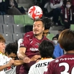神戸－名古屋　前半、ヘディングでゴールを狙う神戸のムゴシャ（中央）＝ノエビアスタジアム神戸