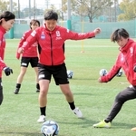 １２日のノジマ相模原戦に向けて練習するＤＦ筒井（中央左）らＩＮＡＣ神戸の選手たち＝神戸市東灘区、神戸レディースフットボールセンター
