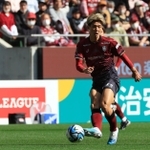 神戸ー浦和　前半、パスを出す神戸の大迫＝ノエビアスタジアム神戸