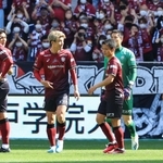 神戸ー浦和　前半、先制を許して肩を落とす神戸の選手たち＝ノエビアスタジアム神戸