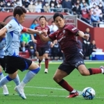 神戸－浦和　後半、神戸の武藤（右）がゴール前でボールを持つも、浦和の酒井らに阻まれる