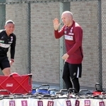 チームに合流したばかりの神戸・イニエスタ（右）。サポーターの拍手に応じて手を振る＝神戸市西区、いぶきの森球技場