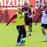 チームに合流したばかりの神戸・イニエスタ（左）。全体練習に加わって汗を流した＝神戸市西区、いぶきの森球技場