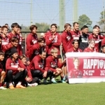 吉田監督とＤＦ酒井の誕生日を祝い、集合写真に納まる神戸のメンバーら＝神戸市西区、いぶきの森球技場