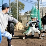 篠山産高での野球教室で高校生（左）からスローイングを教わる中学生ら＝２月４日、丹波篠山市郡家の同校グラウンド
