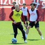 ３月１４日の公開練習で汗を流すヴィッセル神戸のアンドレス・イニエスタ（左）＝神戸市西区、いぶきの森球技場