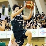 西宮－奈良　第３クオーター、西宮ストークスの綱井（７）がシュートを放つ